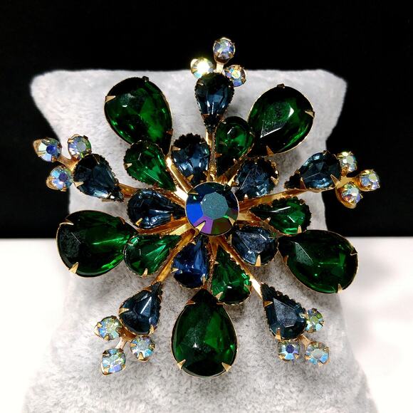 Vintage 1950s Emerald Green Rhinestones Snowflake Brooch - Picture 5 of 10